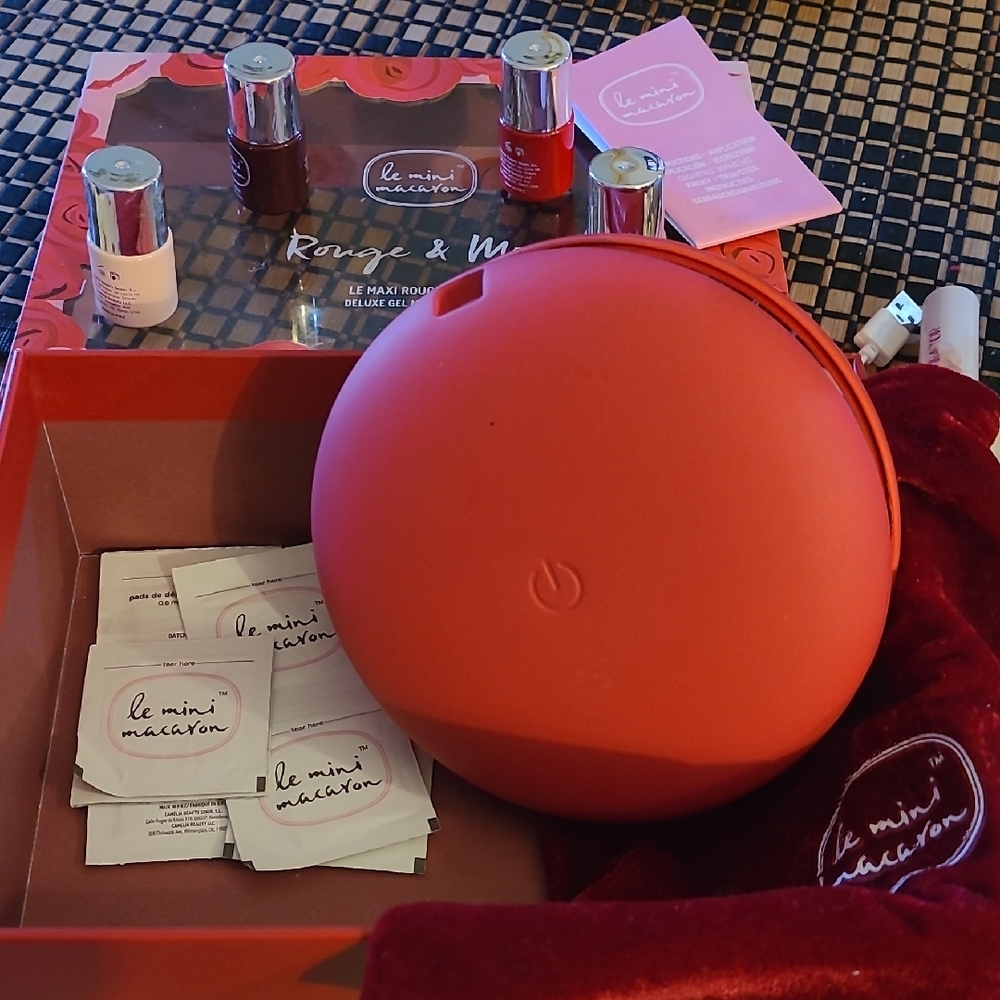 Le  Macaron Le Maxi ''Rouge & Moi'' Limited Edition Deluxe / Available